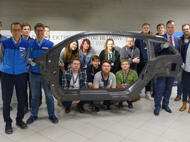 Studentische Exkursion im BMW Werk Leipzig mit CFK Seitenrahmen eines BMW i3