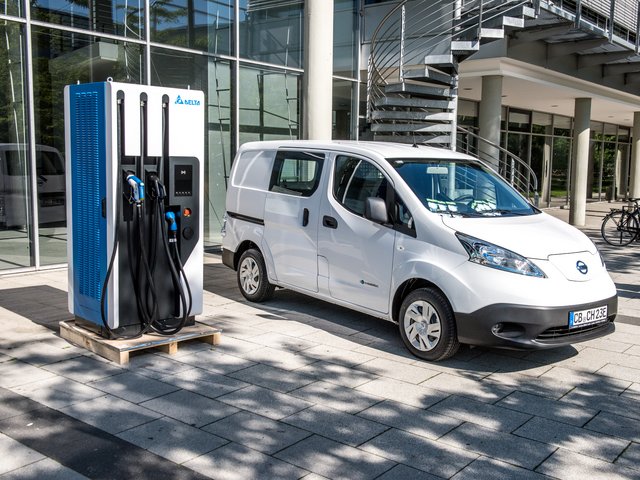 e-Car vor dem Zentralen Hörsaalgebäude