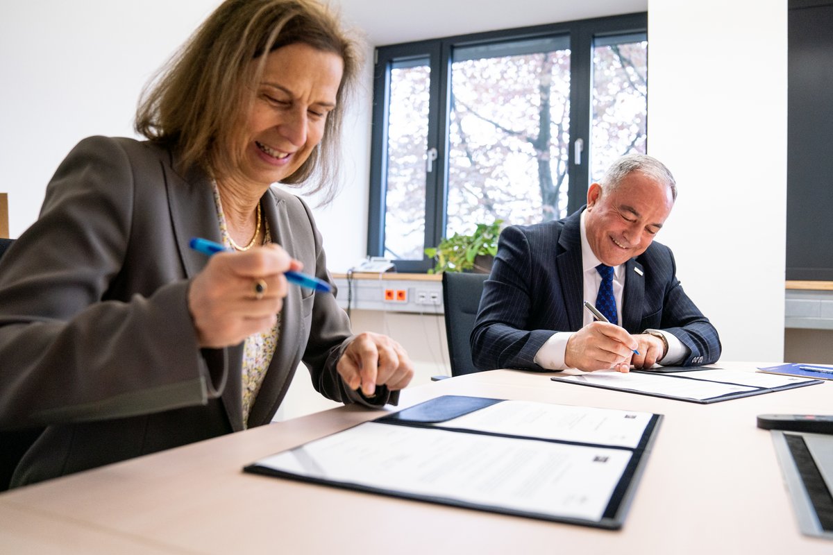 Signing the contract: BTU President Prof. Dr Gesine Grande and Prof. Dr Vilayat Valiyev, Rector of TU Azerbaijan.