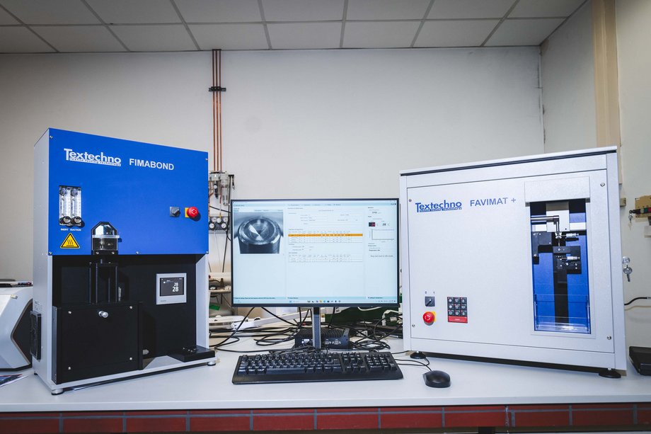 Foto des Einzelfaserprüfgeräts TexTechno FAVIMAT + FIMABOND