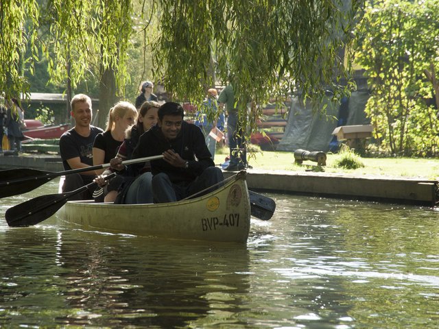 Studierende beim Paddeln im Spreewald