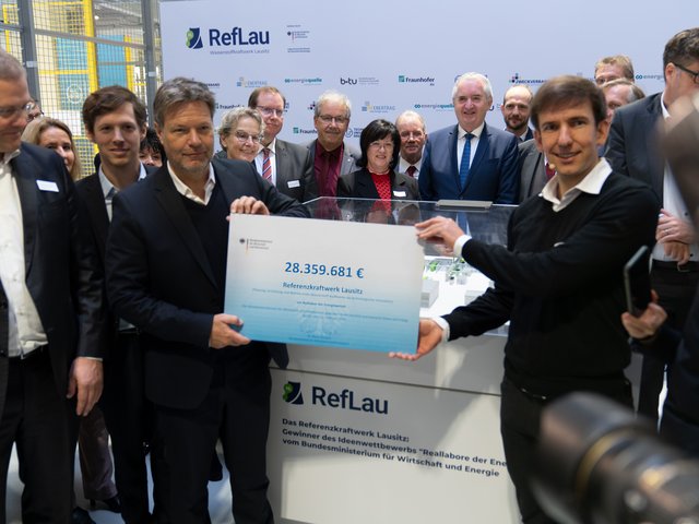 Während der Übergabe des Bescheides
