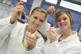 Zwei Teilnehmerinnen mit isolierter DNA in Tubes