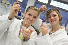 Zwei Teilnehmerinnen mit isolierter DNA in Tubes