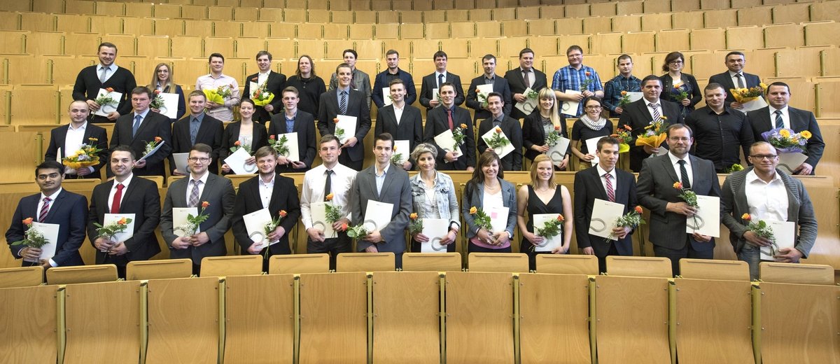Erfolgreiche Absolventinnen und Absolventen der bisherigen Fakultät für Ingenieurwissenschaften und Informatik mit ihren Zeugnissen.