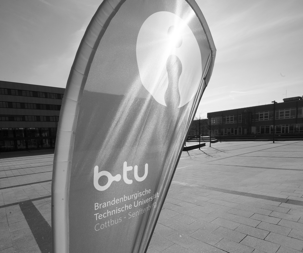 BTU-Fahne am Campus, schwarz.weiß