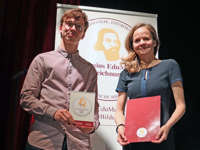 On the photo: Dr. Claudia Börner (right) and Lukas Flagmeier presenting the award. Photo: Maike Mehrtens