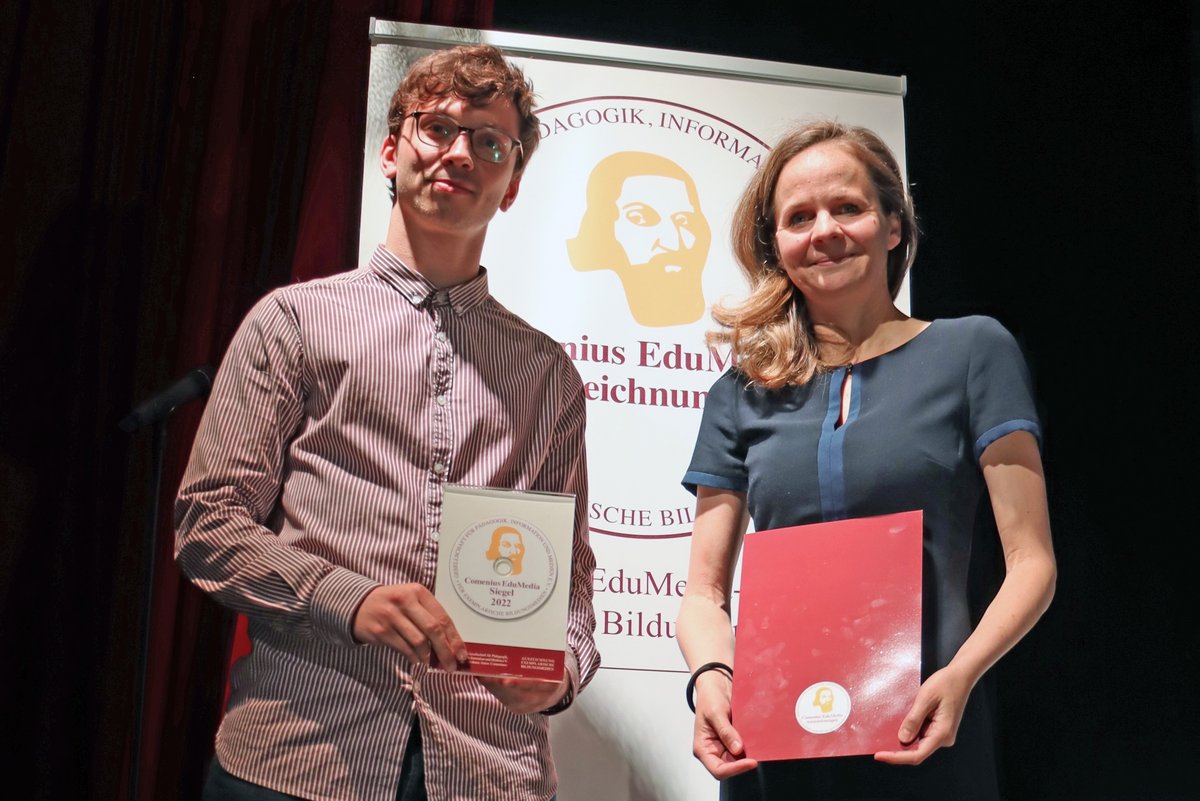 On the photo: Dr. Claudia Börner (right) and Lukas Flagmeier presenting the award. Photo: Maike Mehrtens