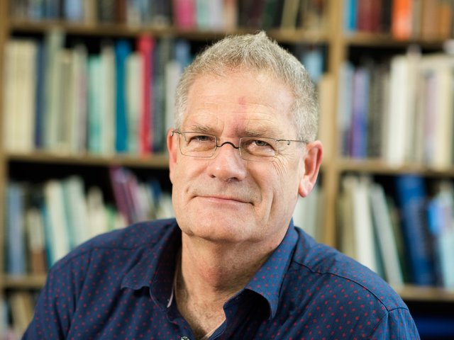 Porträtfoto von Prof. Dr. Leo Schmidt.