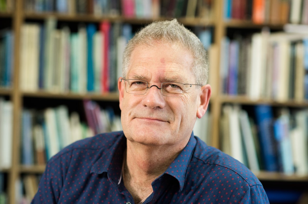 Porträtfoto von Prof. Dr. Leo Schmidt.