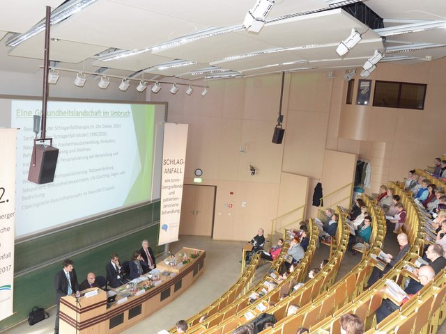 6. Lausitzer Schlaganfalltag vom 11. März 2017, Blick in den große Hörsaal im Konrad-Zuse-Medienzentrum mit den Teilnehmenden.
