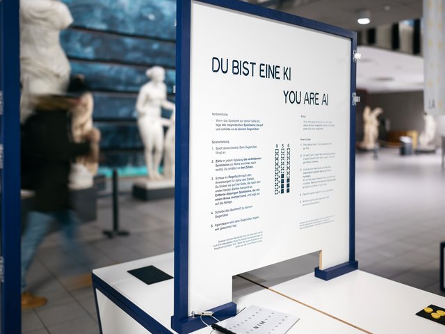 „Du bist eine KI“ – Ausstellungseröffnung in Jena (Foto: Chrisoph Worsch) Ausstellungsschild