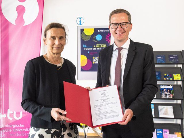 Die Vertretr*innen der Partnereinrichtungen mit dem unterzeichneten Vertrag in der Hand