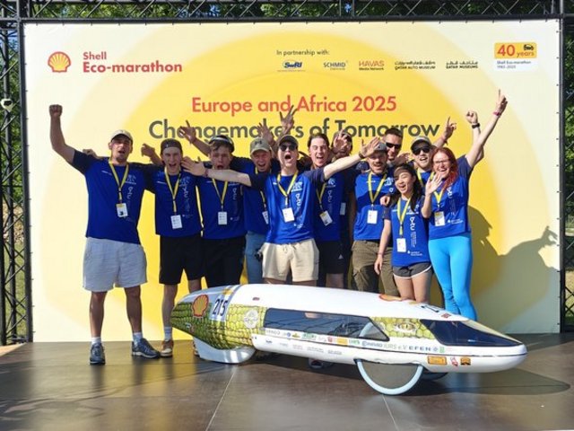 Gruppenbild mit Fahrzeug nach erfolgreichem Wettkampf
