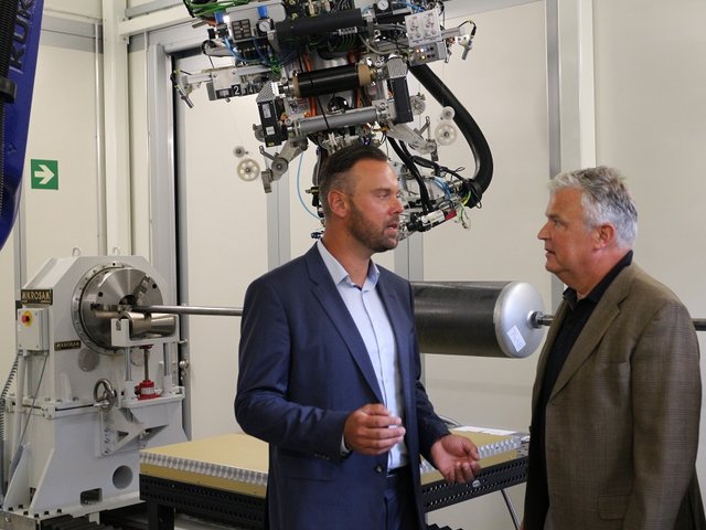 Prof. Seidlitz informs Lusatia representative Dr. Freytag about the possibilities of Automated Fiber Placement (AFP)