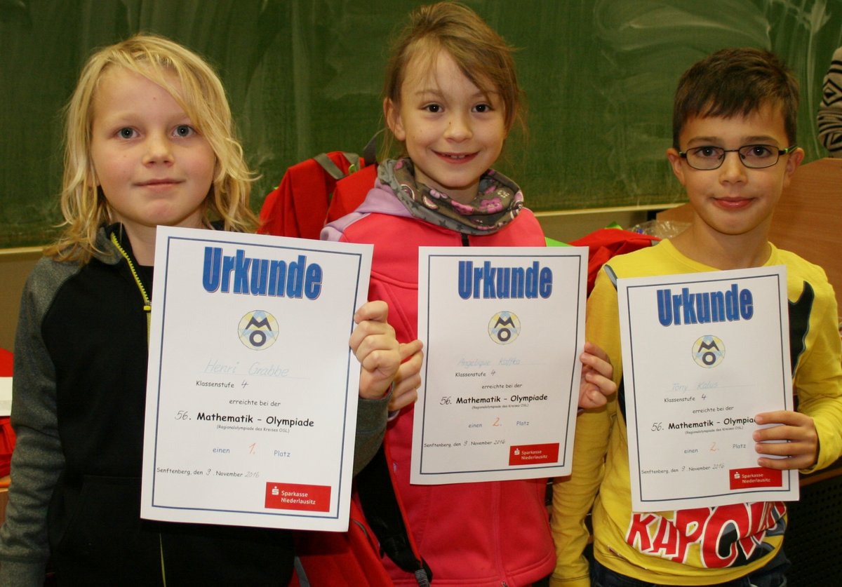 Die Sieger der Klassenstufe 4 mit ihren Urkunden.