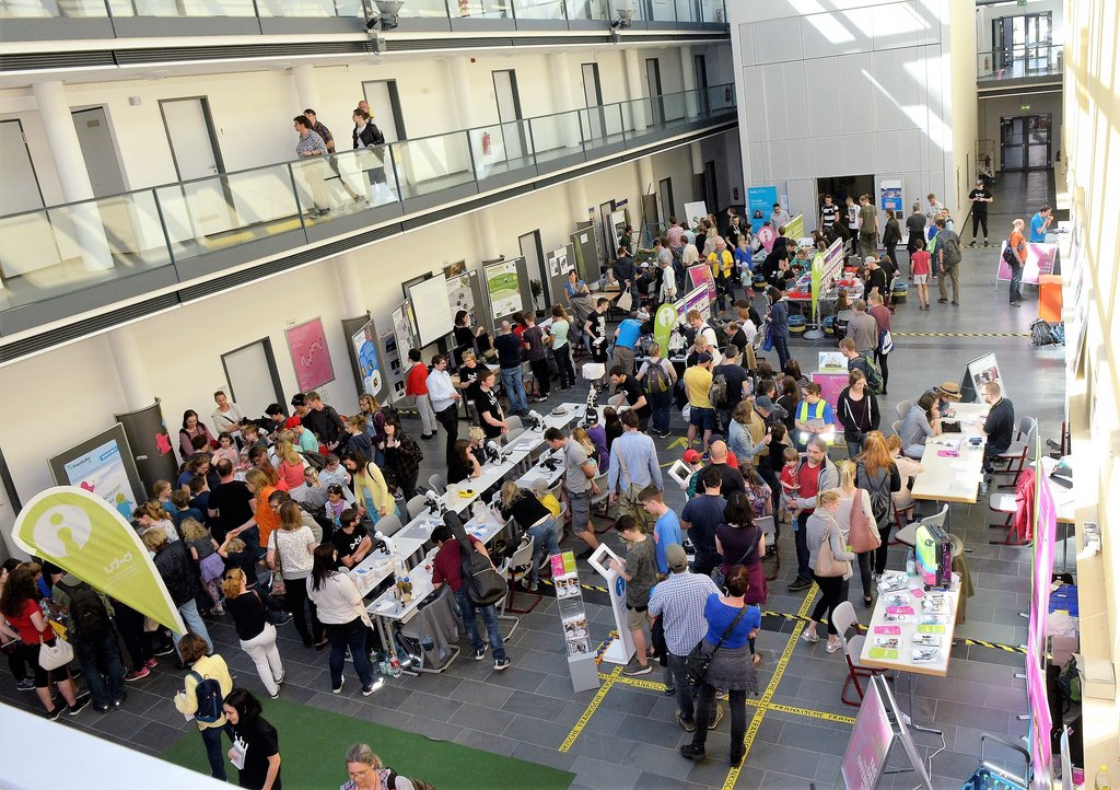 Large crowds of visitors at the BTU programme for Potsdam Science Day 2018. Photo: BTU, Ralf-Peter Witzmann