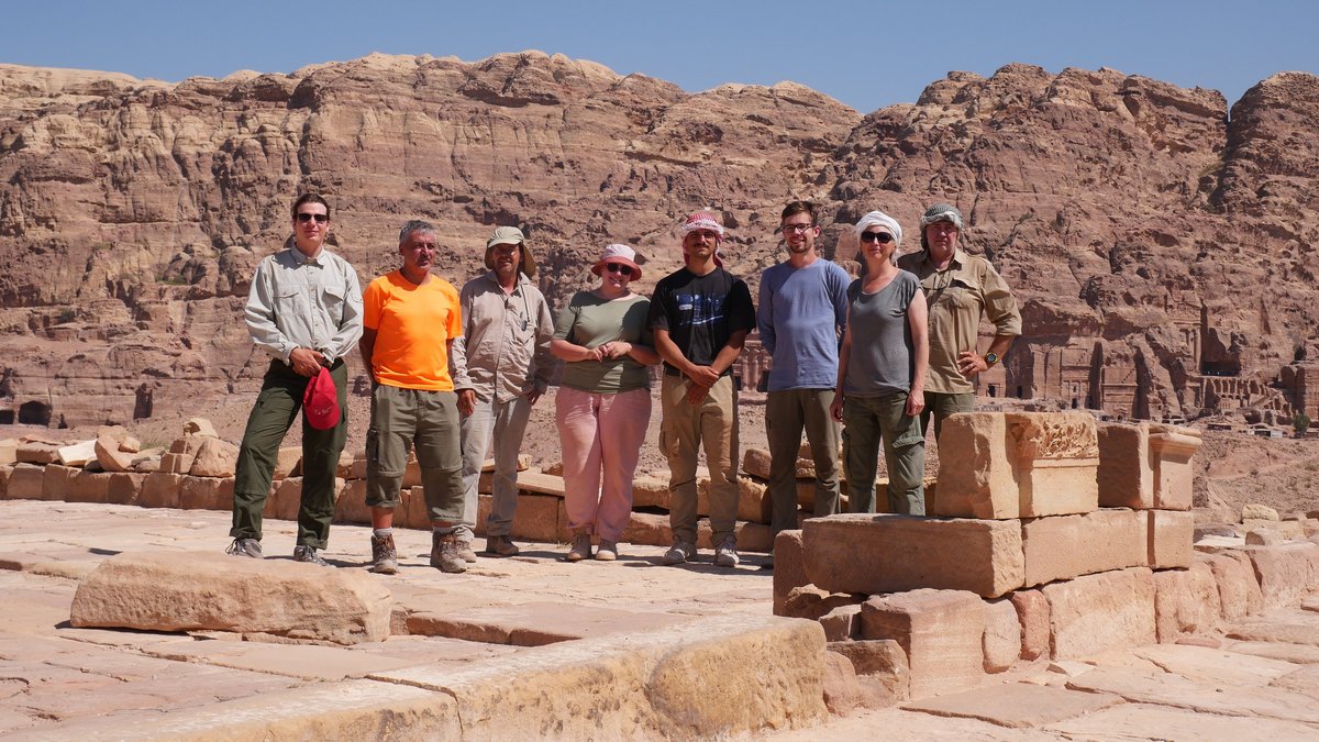 Gruppenfoto an der Grabungsstätte in Petra