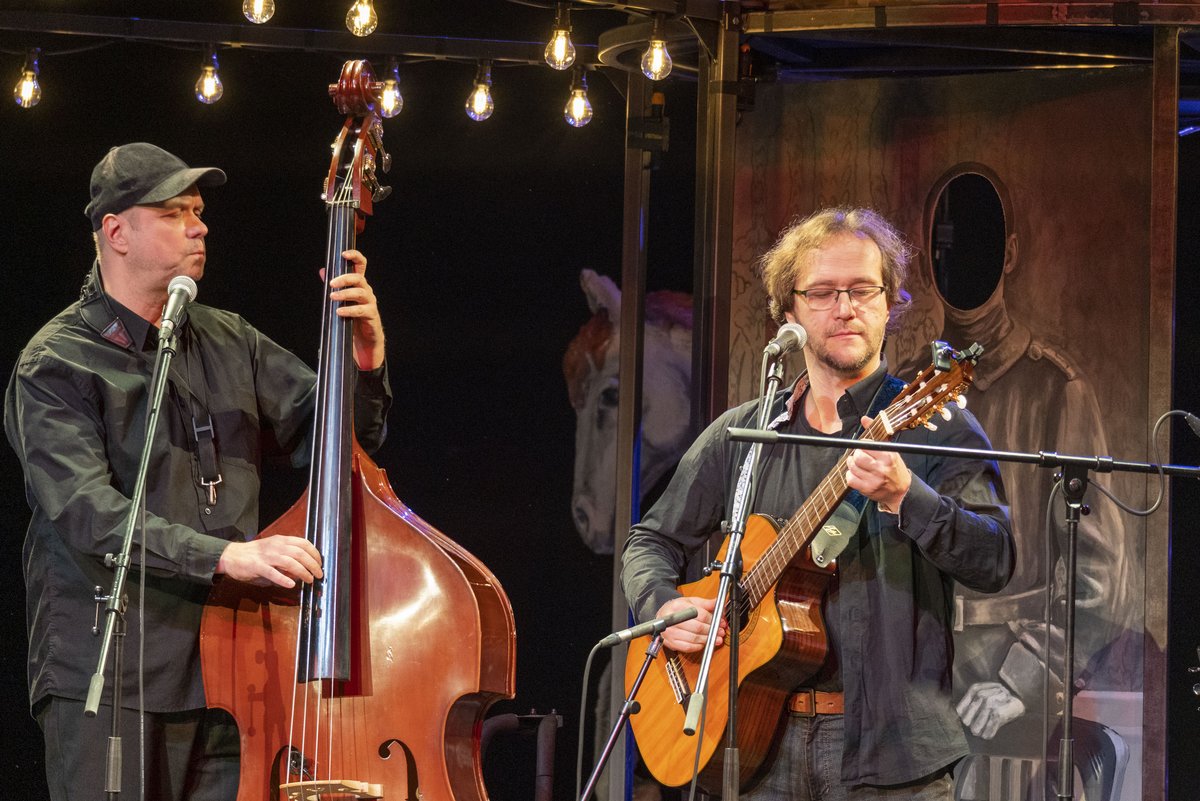 Zwei Schauspieler musizieren und singen.