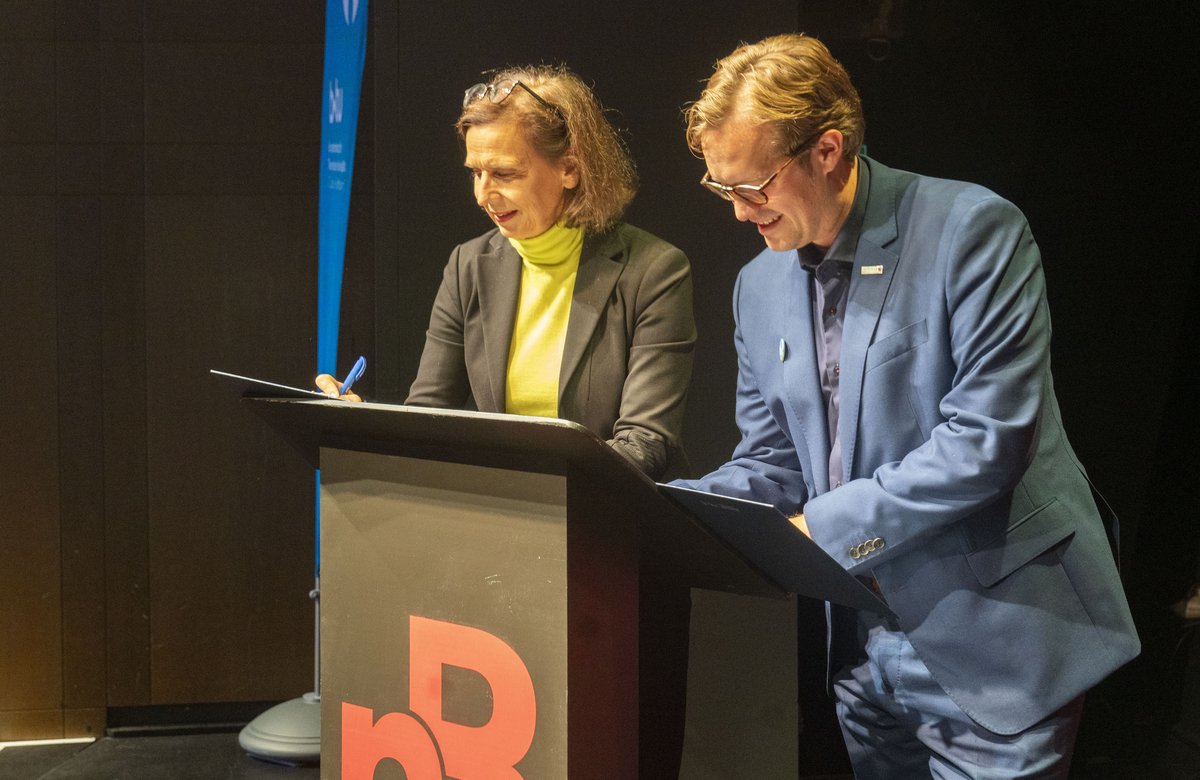 BTU President Prof. Dr. Gesine Grande and Senftenberg Mayor Andreas Pfeiffer put their signatures to the joint cooperation agreement.