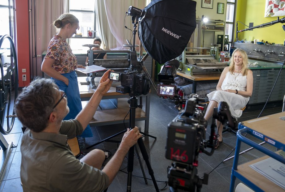 Das Filmteam von LIBRA Film in der Hoch- und Tiefdruckwerkstatt mit Prof. Verena Issel.