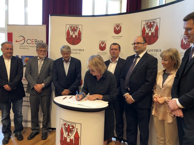 Die Beteiligten während der Unterzeichnung der Kooperationsvereinbarung im Stadthaus Cottbusrt