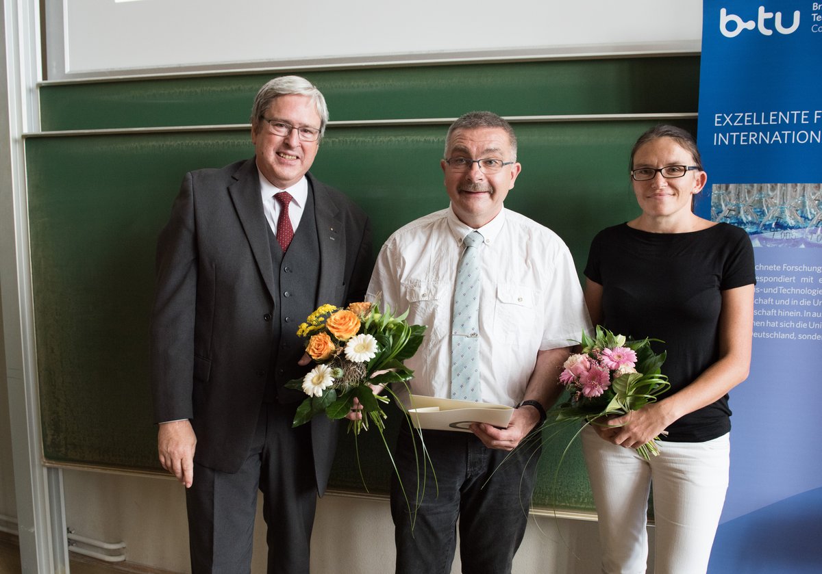 Professor Steinbach überreicht den Lehrpreis