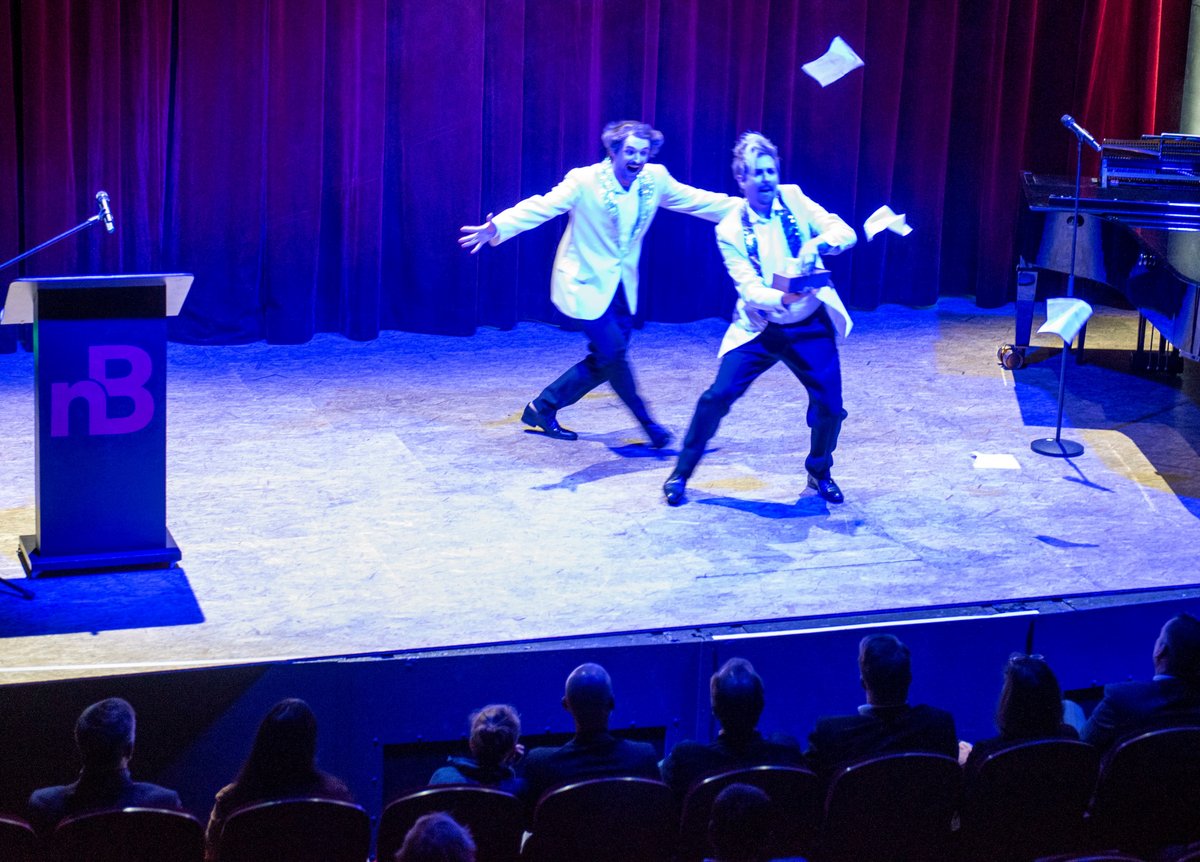 Zwei tanzende Schauspieler auf der Bühne. Foto: BTU, Ralf Schuster 