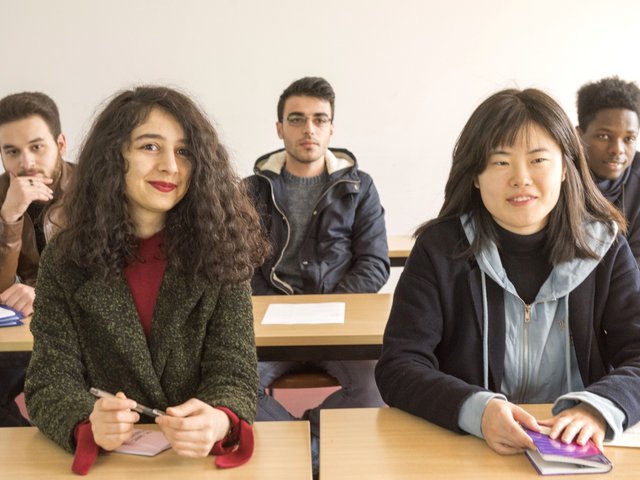 Studierende des Orientierungsstudiums College+ der BTU Cottbus–Senftenberg sitzen im Seminarraum unsd folgen einem Vortrag.