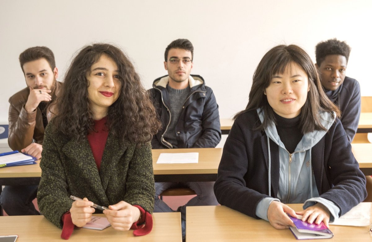 Studierende des Orientierungsstudiums College+ der BTU Cottbus–Senftenberg sitzen im Seminarraum unsd folgen einem Vortrag.