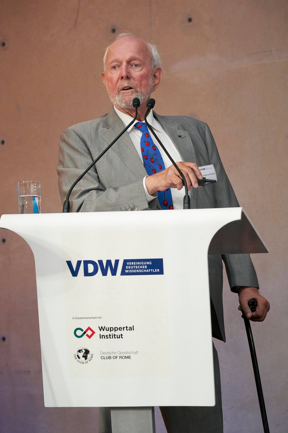 Prof. Weizsäcker während einer Rede