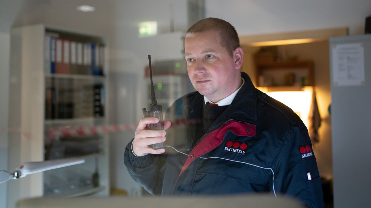Portraitfoto Michael Valtink in der Zentrale mit Funkgerät in der Hand