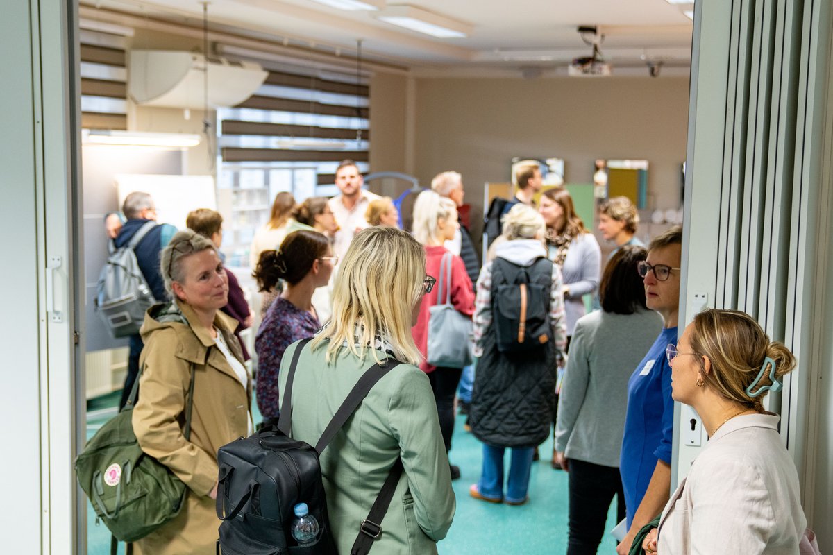 Das Foto zeigt Teilnehmende, die sich sie SkillsLab der Pflege anschauen. 