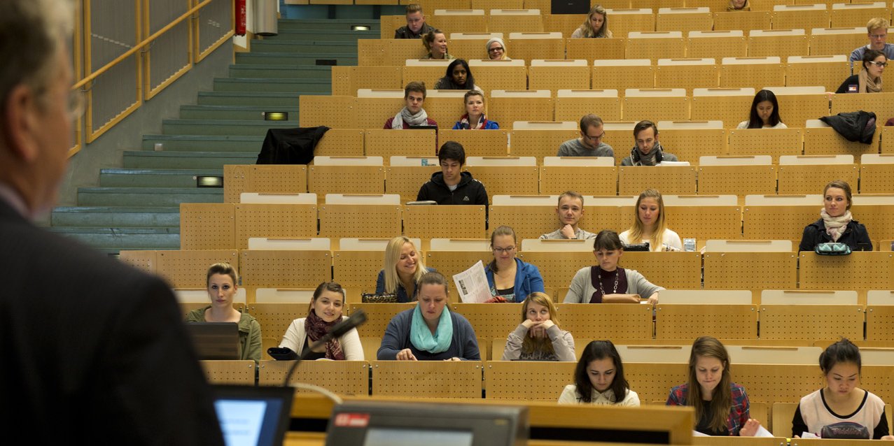 Blick in die Reihen während einer Vorlesung im Bachelorstudiengang BWL