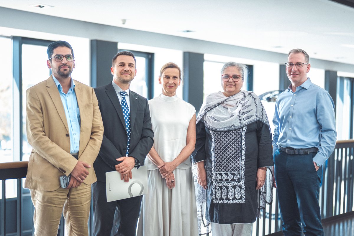Die Teilnehmenden der Delegation mit Vertretern der Hochschulleitung