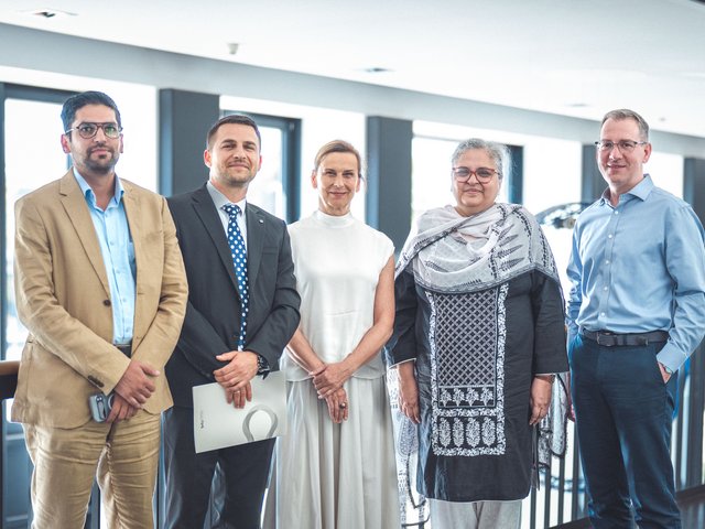 Die Teilnehmenden der Delegation mit Vertretern der Hochschulleitung