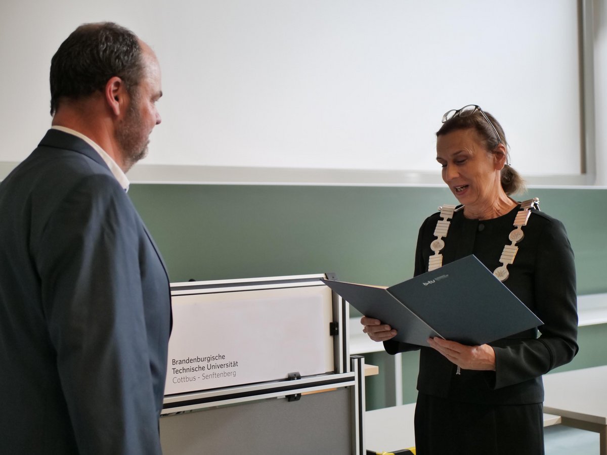 Handing over the certificate. Foto: privat 