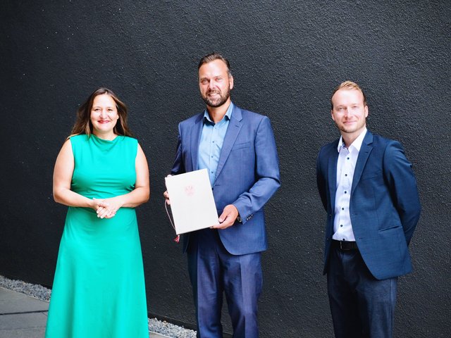  Prof. Dr.-Ing. Holger Seidlitz hält den Fördermittelbescheid in den Händen