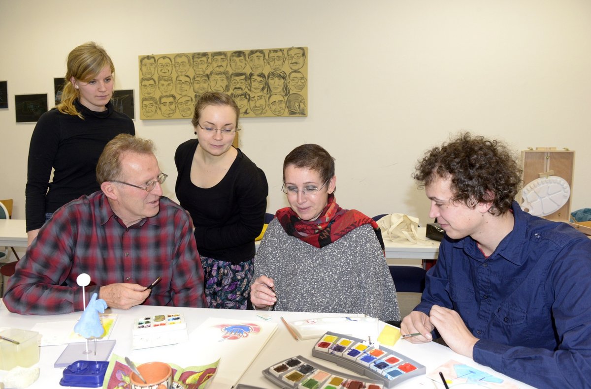 Professoren, Studierende und Mitarbeiter beim Malen. 