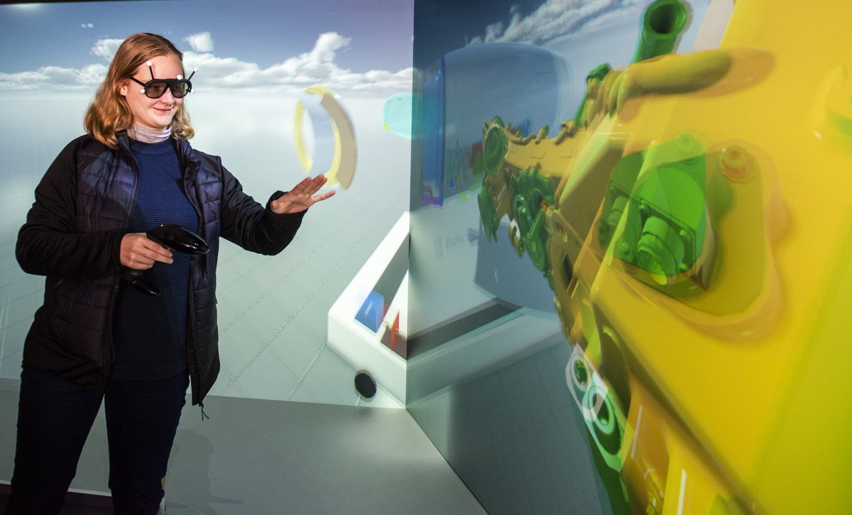Jugendliche steuert Triebwerks-VR-Model in 3d-Cave