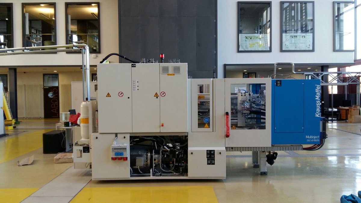 picture of an injection molding machine of KraussMaffei