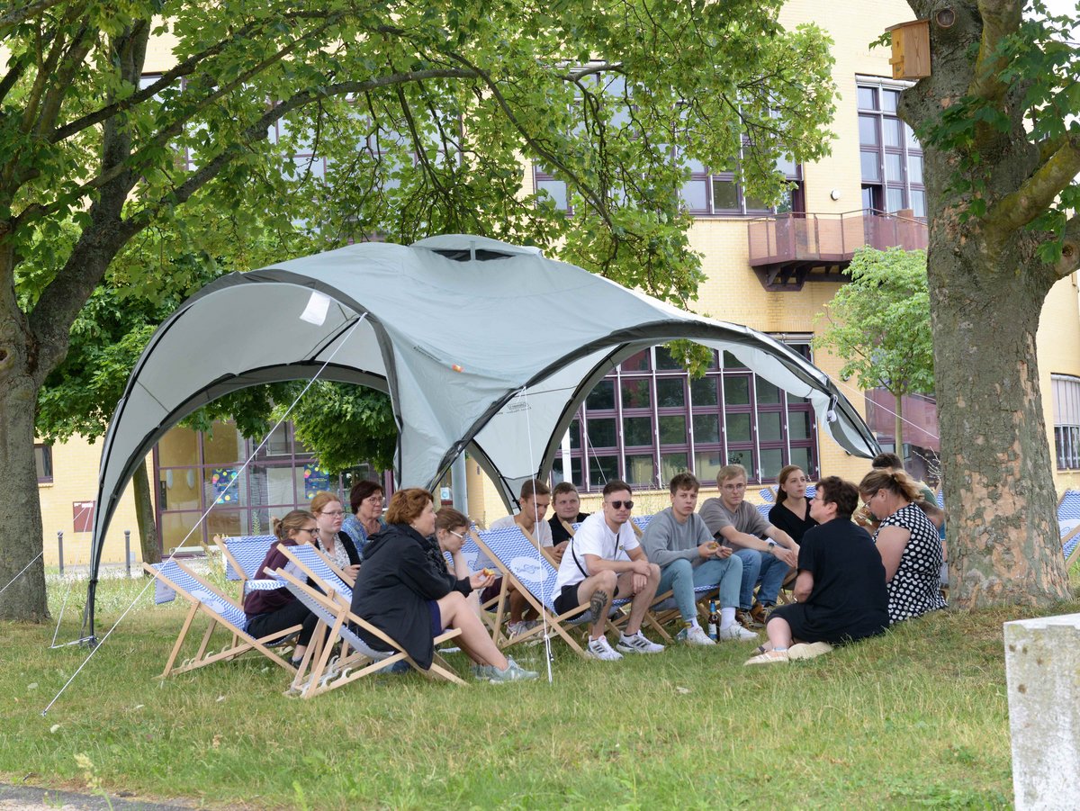 Diskussionsrunde auf dem Campus.