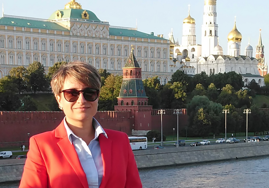 World Heritage Absolventin Ludmila Buzina vor dem Kreml in Moskau