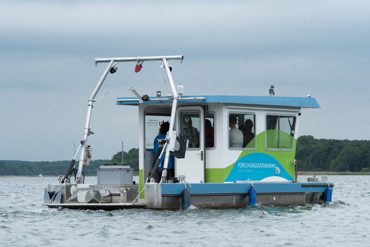 Der Forschungskatamaran des Lehrstuhls Gewässerschutz der BTU auf dem Scharmützelsee in Bad Saarow. 