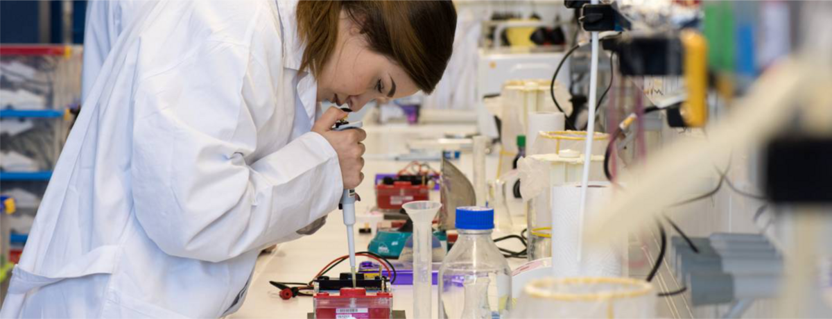 Praktische Laborarbeit im Modul Orientierung Studierende, die im Modul Orientierung einen praktischen Einblick in Laborarbeit erhält