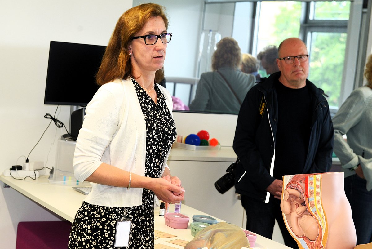 Studiengangsleiterin Prof. Franziska Rosenlöcher gibt Erläterungen in einem Labor der Hebammenwissenschaft.