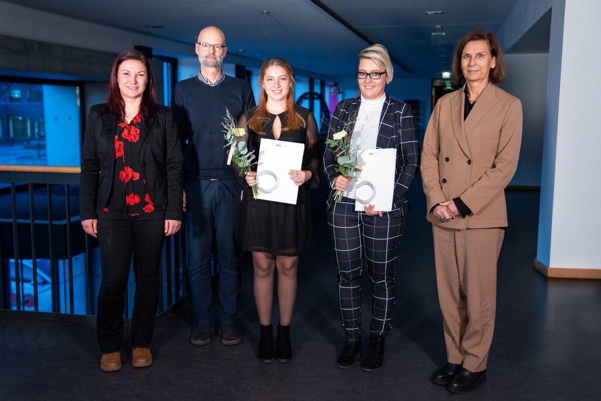 Gruppenfoto - Preisverleihung  „Beste MINT-Studentin der BTU“, auf dem Foto (von rechts): die Präsidentin der BTU Prof. Dr. Gesine Grande, die Preisträgerinnen  Lina Jessica Manuela Prenzler und Marie Elaine Müller, der Vizepräsident der BTU für Studium und Lehre Prof. Dr. Peer Schmidt, die Stellvertretende Zentrale Gleichstellungsbeauftragte Jenny Scholka.