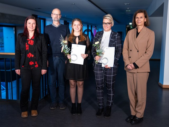 Gruppenfoto - Preisverleihung  „Beste MINT-Studentin der BTU“, auf dem Foto (von rechts): die Präsidentin der BTU Prof. Dr. Gesine Grande, die Preisträgerinnen  Lina Jessica Manuela Prenzler und Marie Elaine Müller, der Vizepräsident der BTU für Studium und Lehre Prof. Dr. Peer Schmidt, die Stellvertretende Zentrale Gleichstellungsbeauftragte Jenny Scholka.