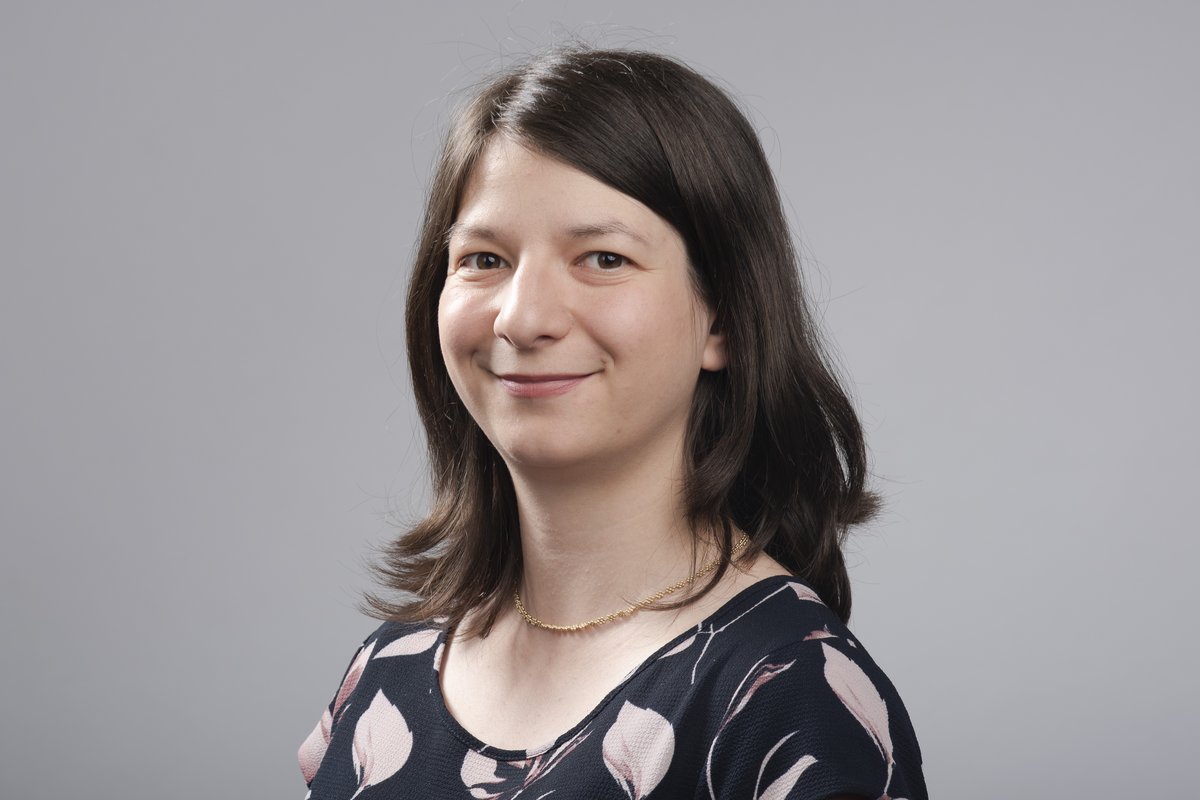 Frau Mittelstädt, die dezentrale Gleichstellungsbeauftrage, trägt eine gemusterte Bluse und schaut direkt mit einem Lächeln in die Kamera.