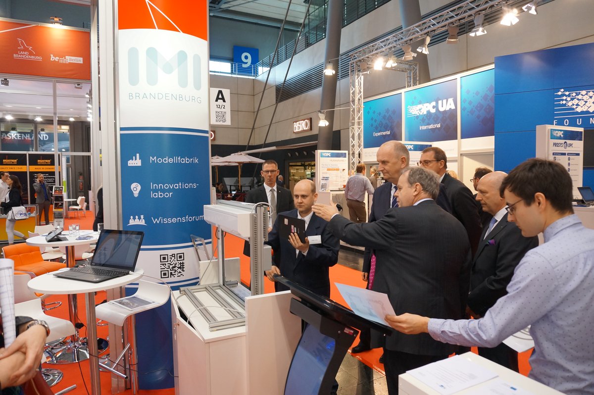 Ministerpräsident Woidke am IMI-Stand auf der Hannover Messe 2017